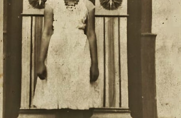 Ilse Edinger Schulz, em frente á porta do atual Museu